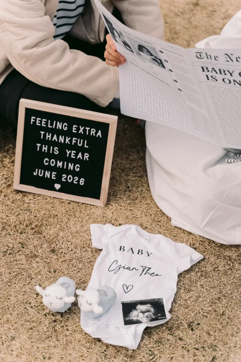 Baby announcement sign and newborn onesie photographed during a Seoul pregnancy photoshoot