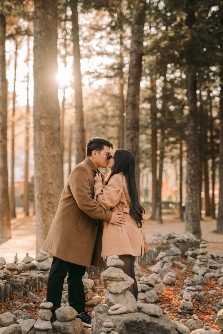 Couple kissing in a forest during a romantic photoshoot in Seoul