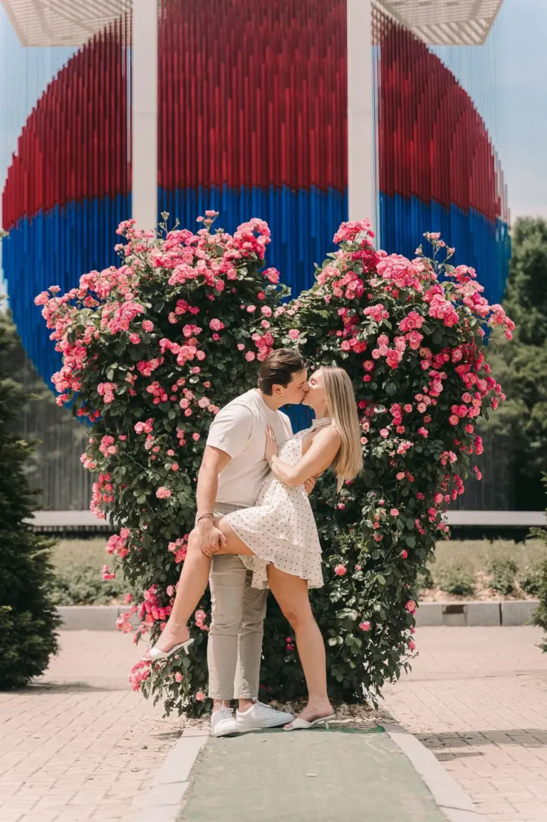 Couple kissing among blooming roses during a romantic Seoul photoshoot