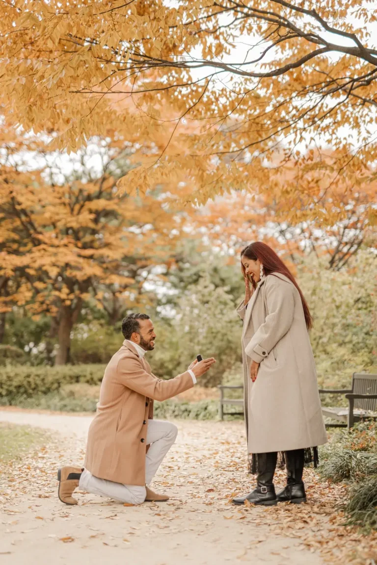 Man proposing during a romantic autumn photography session in Seoul