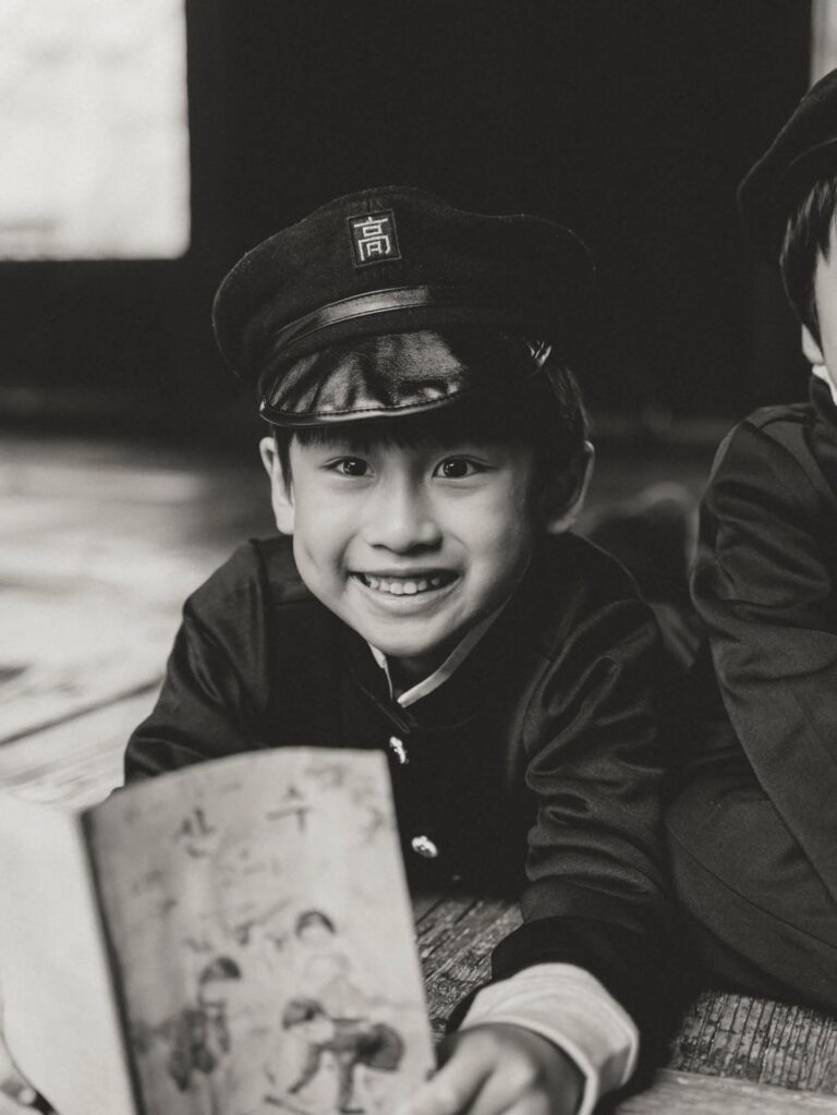 Black-and-white portrait of a smiling child during a candid kids photography session in Seoul.