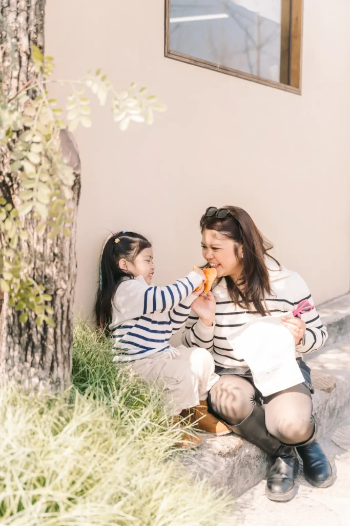family photoshoot in yeonnamdong in front of salt bread cafe